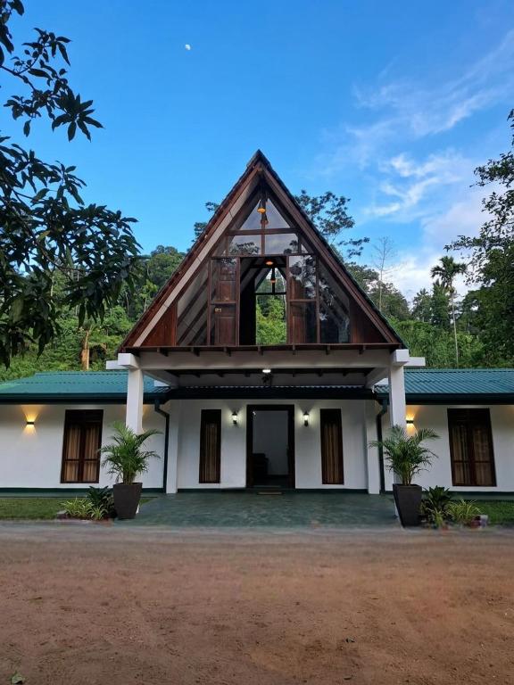 a house with a gambrel roof at Mist Mountain Hiking Base in Pimbura