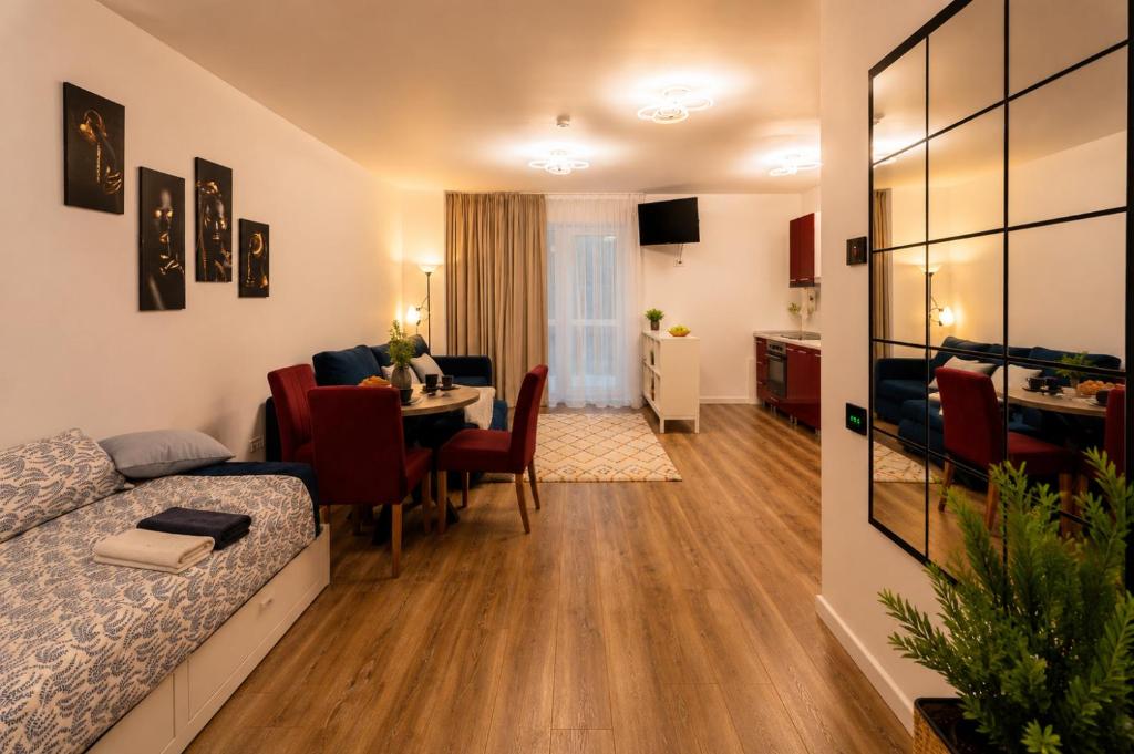 ein Wohnzimmer mit Bett und ein Esszimmer in der Unterkunft Wise Nest Studio with pool and spa in Sinaia