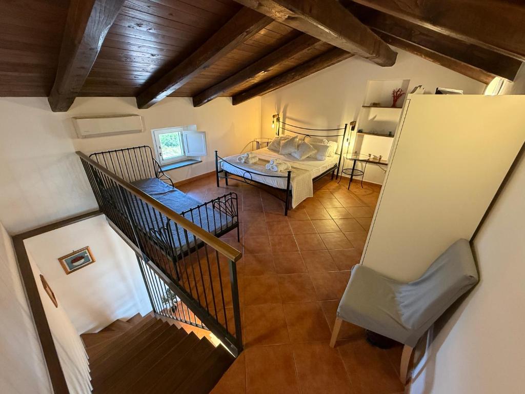 an overhead view of a living room with a staircase at La Maisonette di Paestum - Vicino ai Templi & Wi-Fi gratuito in Paestum