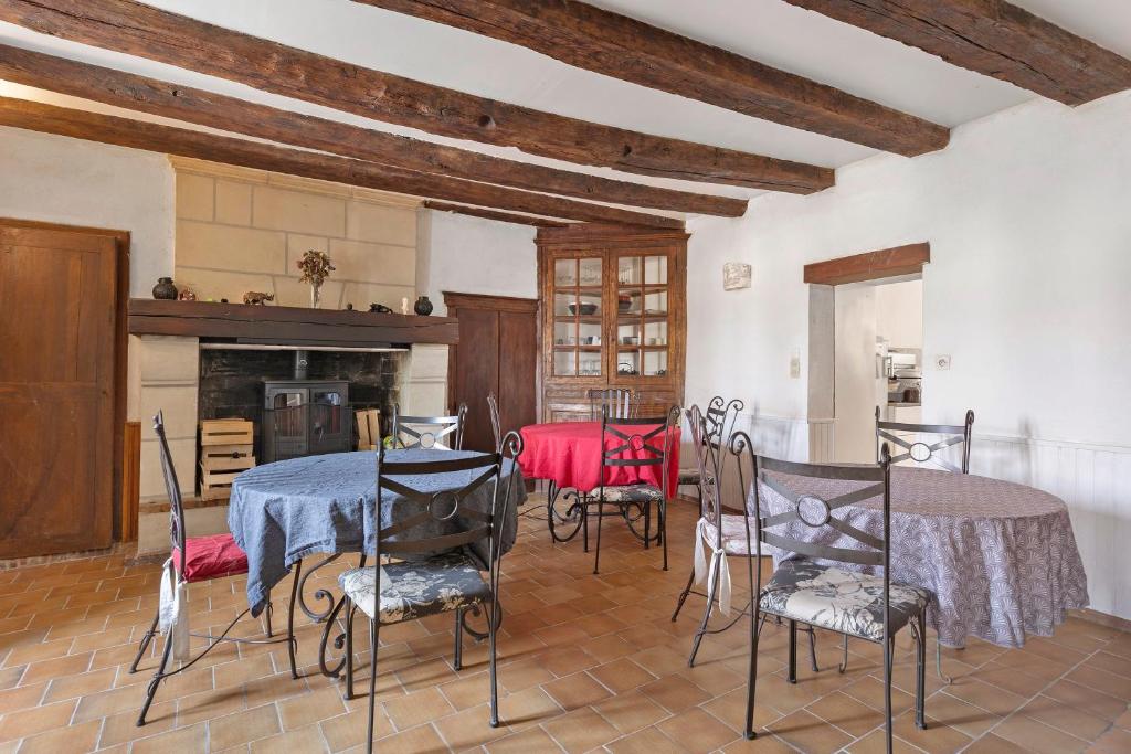 a kitchen with a table and chairs in a room at Logis des gourmets in Hommes