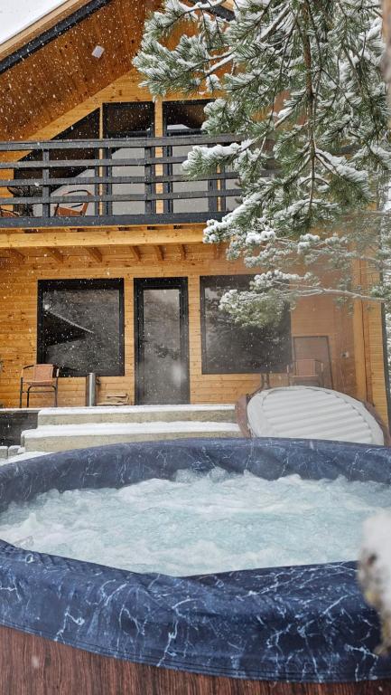 a hot tub with snow in front of a building at Cozy Cottage Wild Freedom in Didi Ateni