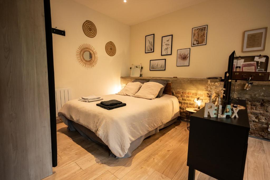 a bedroom with a bed and a dresser in a room at gîte Cosy Green 2 in Chevincourt
