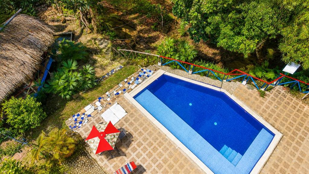an overhead view of a swimming pool in a resort at Entre Bosques Tayrona in Los Naranjos