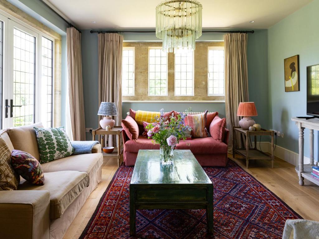 a living room with two couches and a coffee table at Costers Lodge in Midhurst