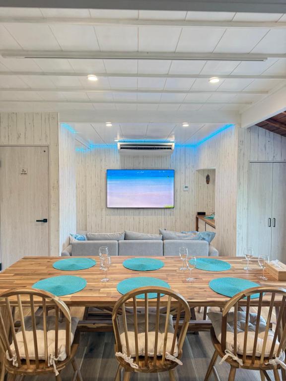 a conference room with a large wooden table and chairs at Yumigahama Eaglehouse 2 in Minamiizu