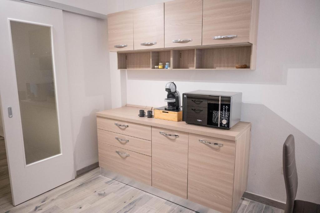 a kitchen with a microwave on top of a counter at La Torre Guelfa in Iglesias