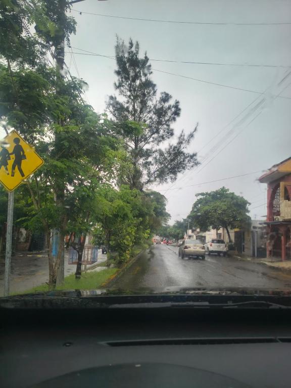 Blick auf eine Straße mit einem Fußgängerüberwegsschild in der Unterkunft ho wings in Veracruz