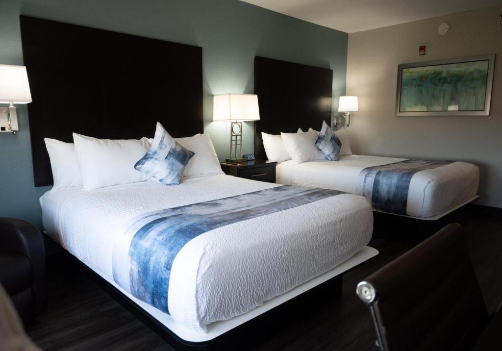 a hotel room with two beds and two lamps at Buffalo Run Casino & Resort in Miami