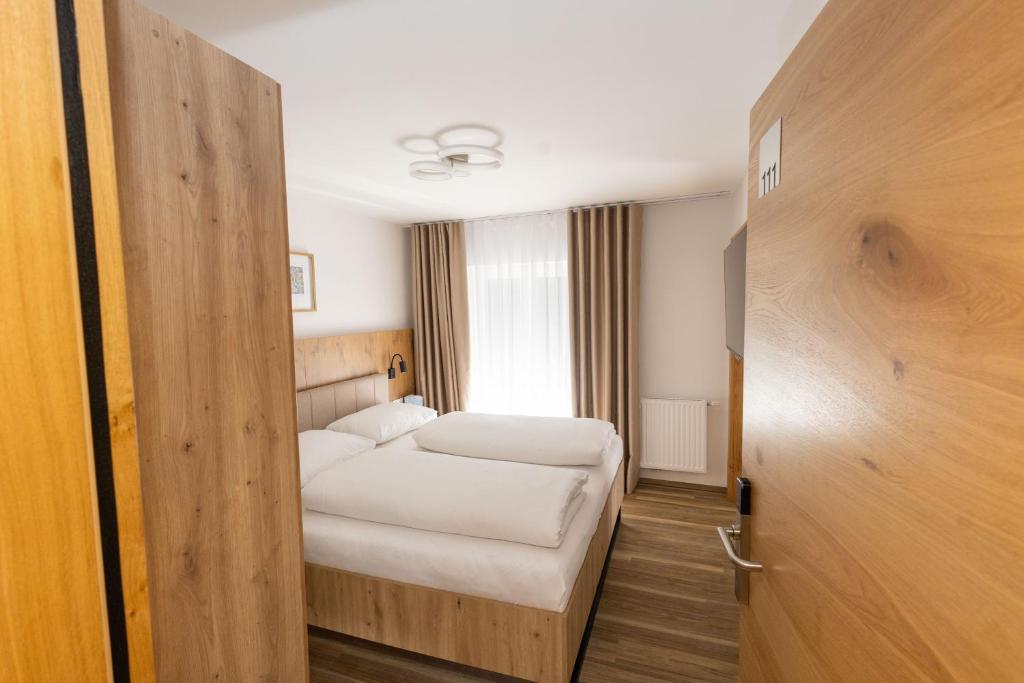 a hotel room with a bed and a window at Apartmenthotel Rosentaler Hof Quartier2 in Pirk