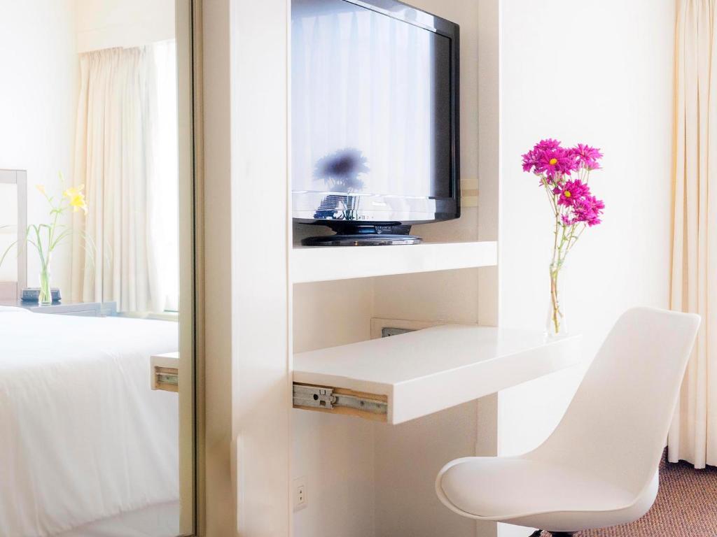 TV a/nebo společenská místnost v ubytování Roosevelt Hotel & Suites