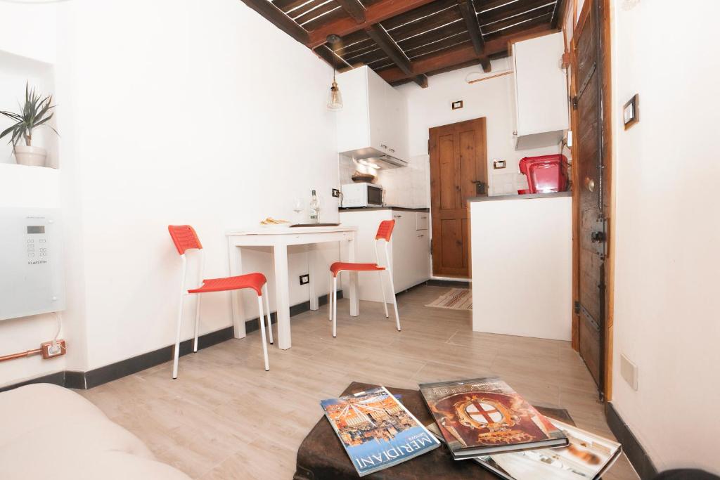 Habitación con cocina con mesa y sillas. en Casa Sant'Agostino CITRA LT-2407, en Génova