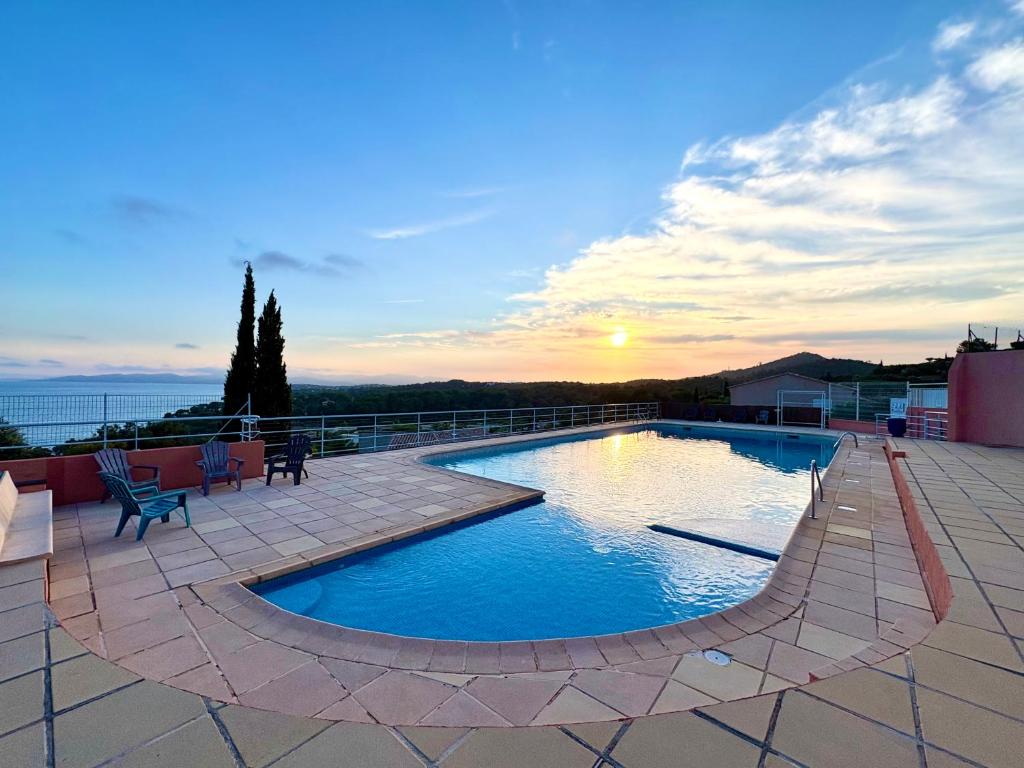 Panorama - Piscine & Méditerranée