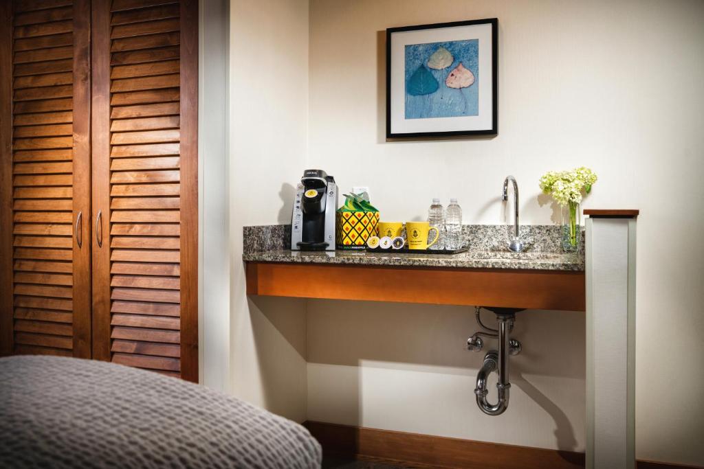 Staypineapple, Watertown, University District Seattle - King Suite With Sofa Bed And Spa Bath