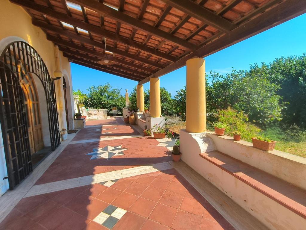 an outside walkway of a building with a roof at Casa Gelso Rosso in Leni