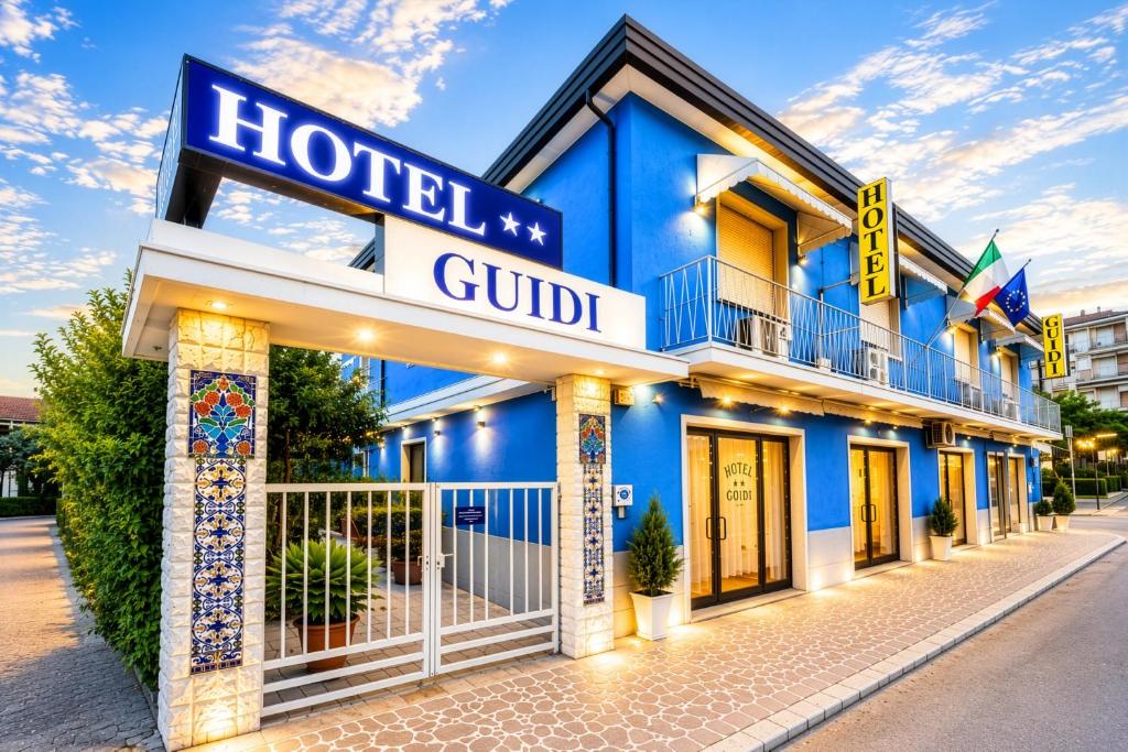 un hotel blu con un'insegna che recita "Hotel Guild" di Hotel Guidi a Mestre
