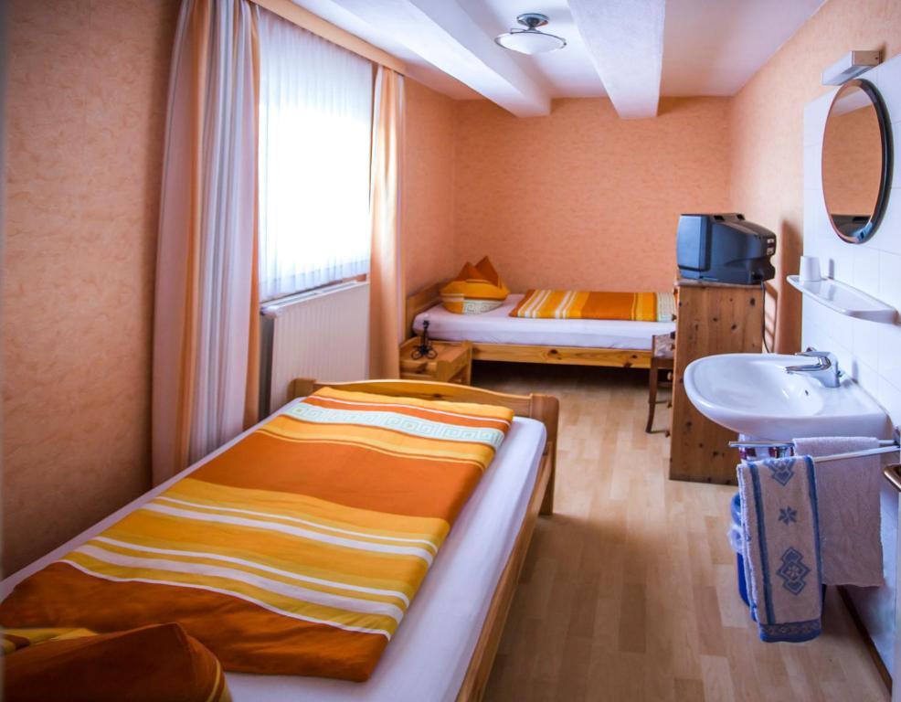 Postel nebo postele na pokoji v ubytování Lindenschänke