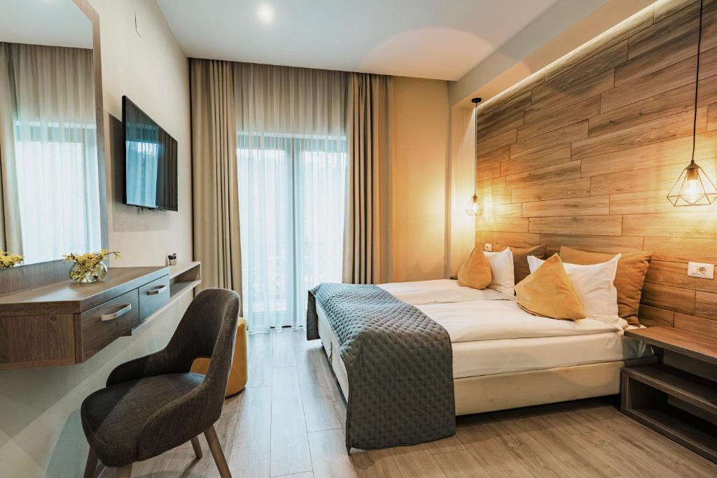 a hotel room with a bed and a desk at Amethyst in Sovata