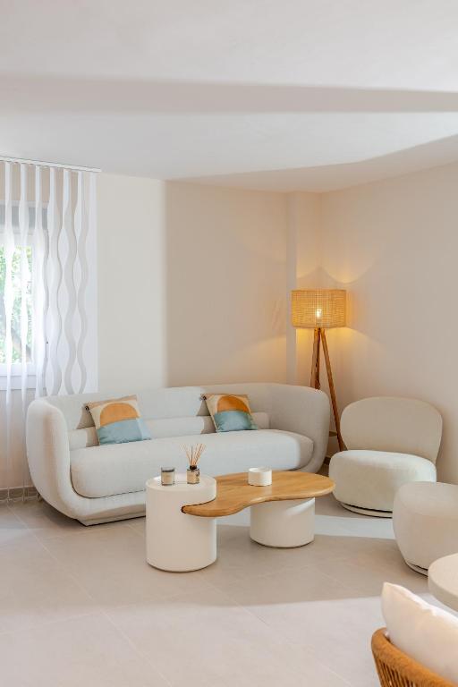 MARBELLA BANUS SUITES - Banús - Dama de Noche - Fully Renovated Designer 2BR - 2BA - Large Outdoor Terrace with Dining Area - Bright & Modern - Brand New Furniture & Appliances - S Pools - Ideal for Families
