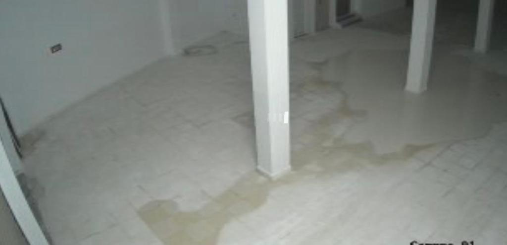 a room with a white floor and a white pillar at Irmouli in Sétif