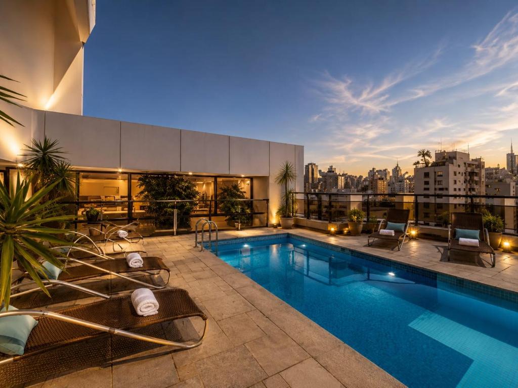 a swimming pool on top of a building at CONFORT iNN JARDINS in São Paulo