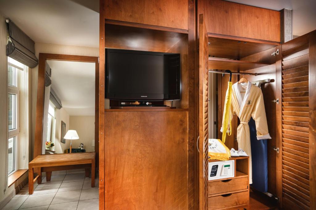 Staypineapple, Watertown, University District Seattle - Studio Two Queen Mobility Accessible W/Roll-in Shower & Communication Features