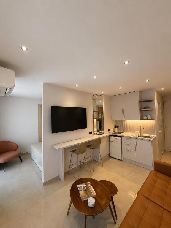 Modern Apartment with Free Private Parking near Metro