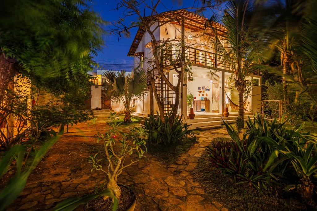 a house with a lot of plants in front of it at Preá Kite House in Prea