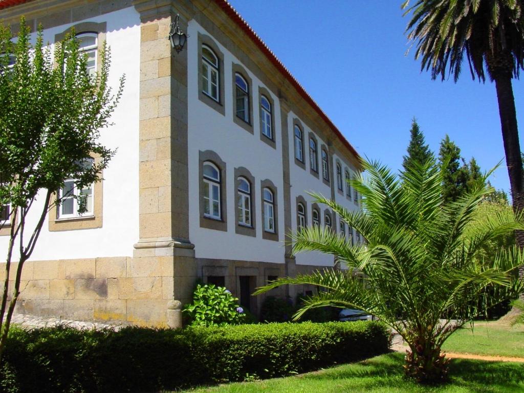 budynek z palmą przed nim w obiekcie Casa do Condado de Beirós w mieście São Pedro do Sul
