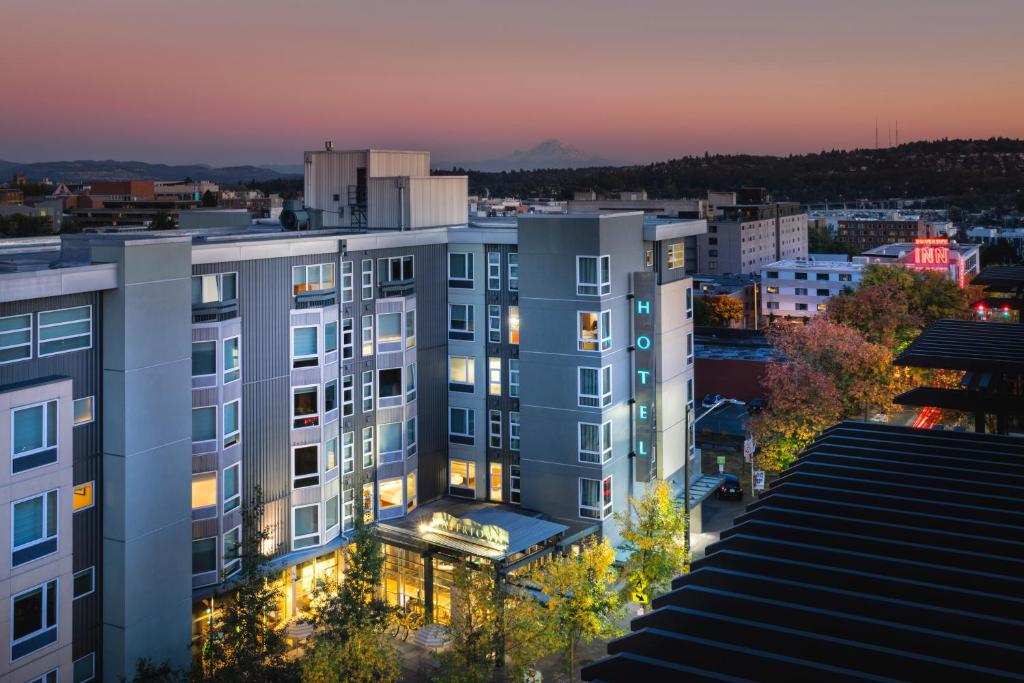 Staypineapple, Watertown, University District Seattle في سياتل: عمارة سكنية في مدينة بالليل