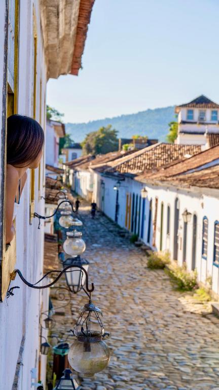 a street with lights on the side of a building at Pousada Café e Prosa Centro Histórico Paraty in Paraty