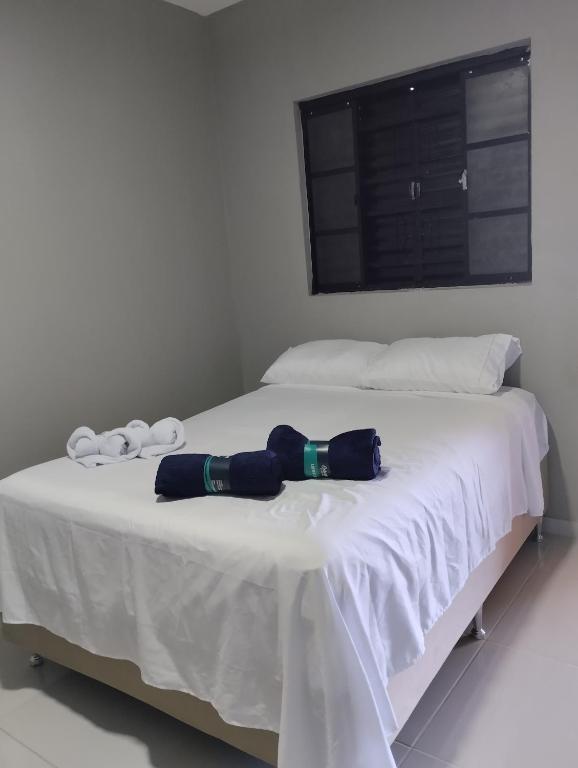 a bed with two umbrellas on top of it at Pousada e Restaurante Jacuba in Arealva
