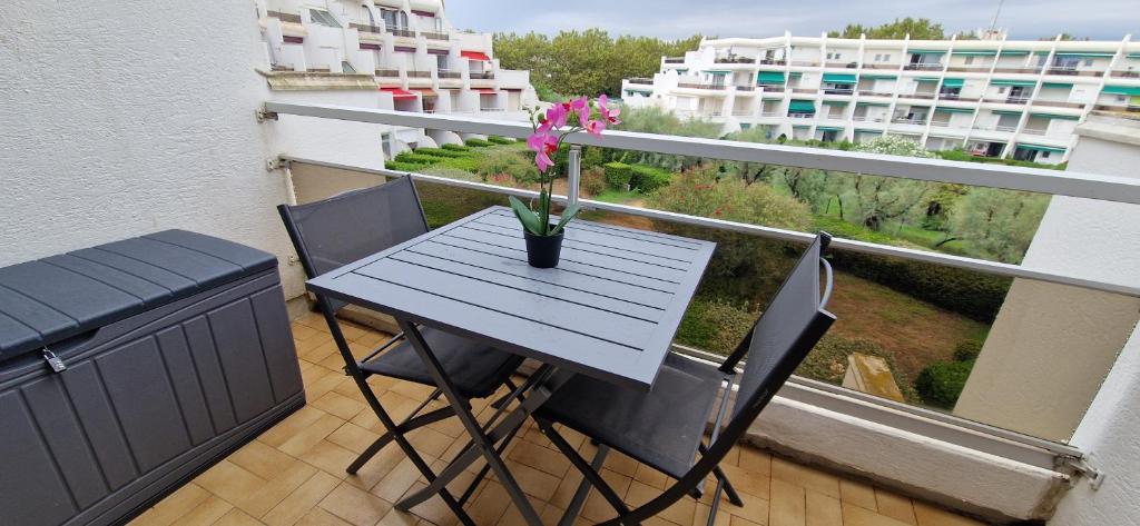 Cozy studio with a sunny balcony, close to the beach