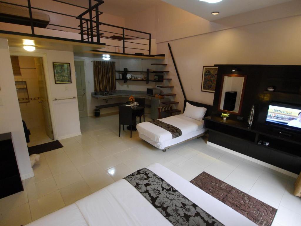 Postel nebo postele na pokoji v ubytování New Manila Suites