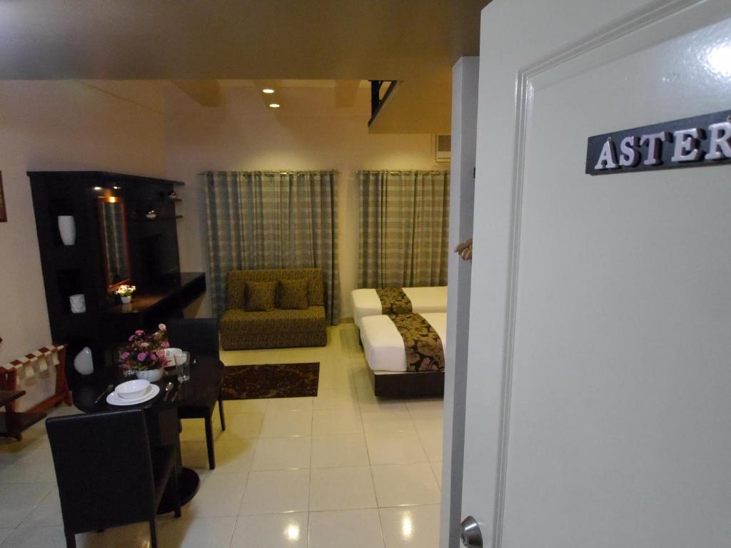Posezení v ubytování New Manila Suites