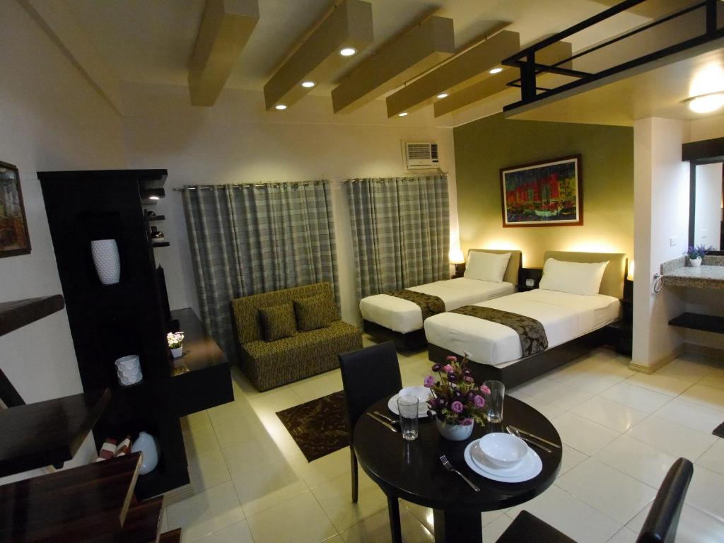 Postel nebo postele na pokoji v ubytování New Manila Suites