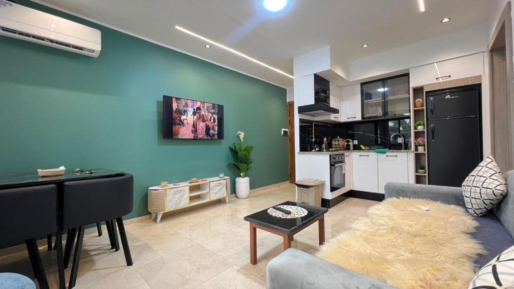 a living room with a couch and a piano at Luxe appartement Khezama est in La Corniche