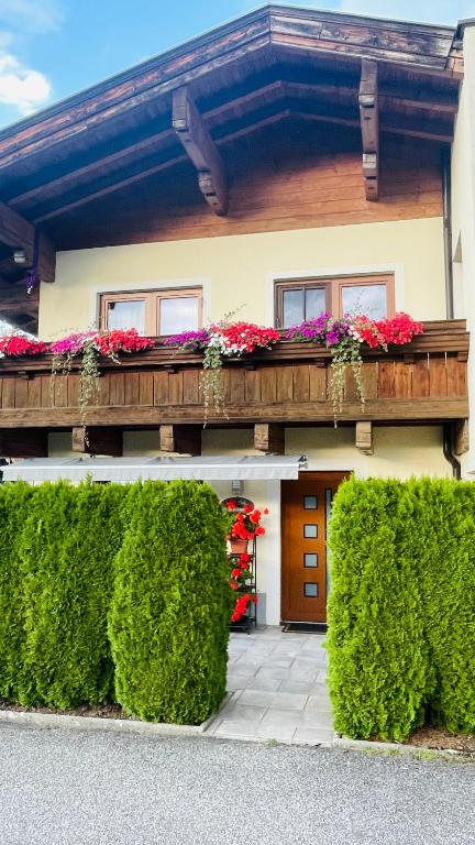 a house with a balcony with flowers on it at Appartement Felix in Kaprun