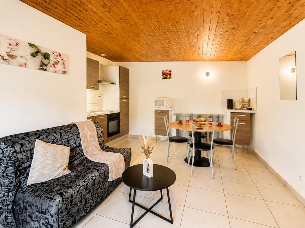 a living room with a couch and a table at Le Côte-Rôtie in Vérin