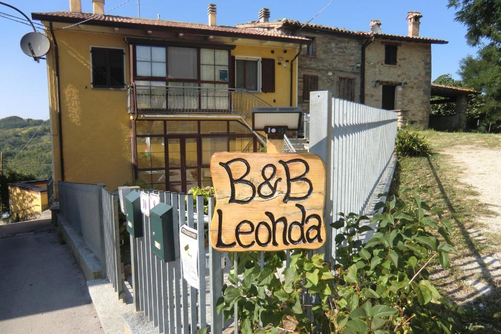 a sign on a fence in front of a house at B&B Leonda in San Donato