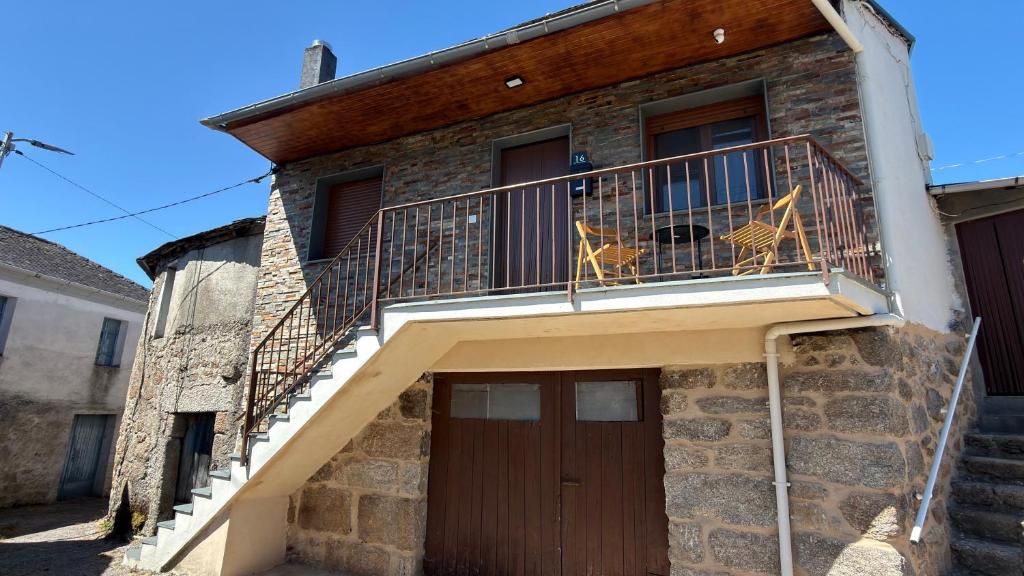 a building with a balcony and a dog on a balcony at Casa Entre Riscos in Corejido