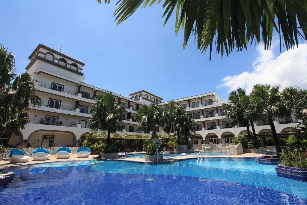 Bazén v ubytování Papago International Resort nebo v jeho okolí
