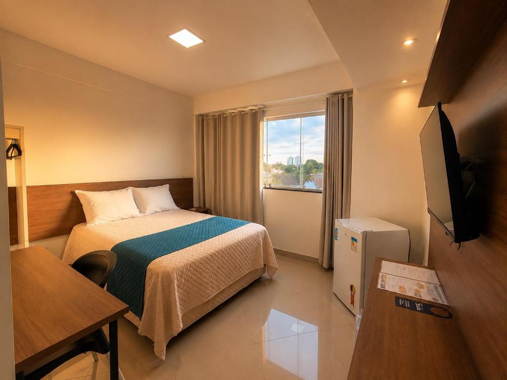 ein Hotelzimmer mit Bett und Flachbildfernseher in der Unterkunft Hotel Skalla - MELHOR CUSTO BENEFICIO in Teixeira de Freitas