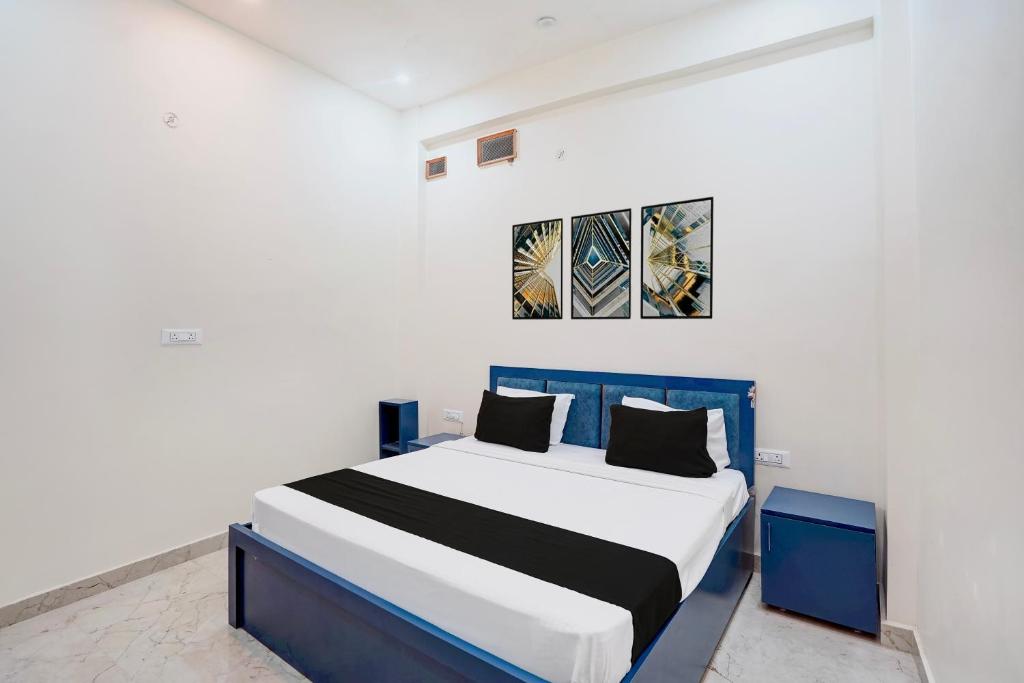 a bedroom with a blue and white bed in a room at Hotel O Sapphire Grand in Lucknow