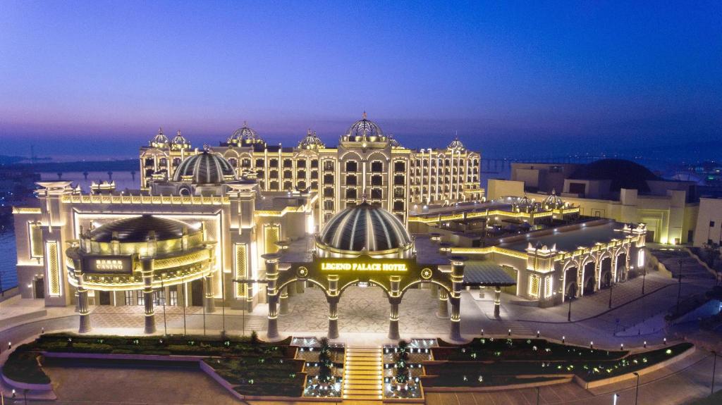 ein großes, nachts beleuchtetes Gebäude in der Unterkunft Legend Palace Hotel in Macau
