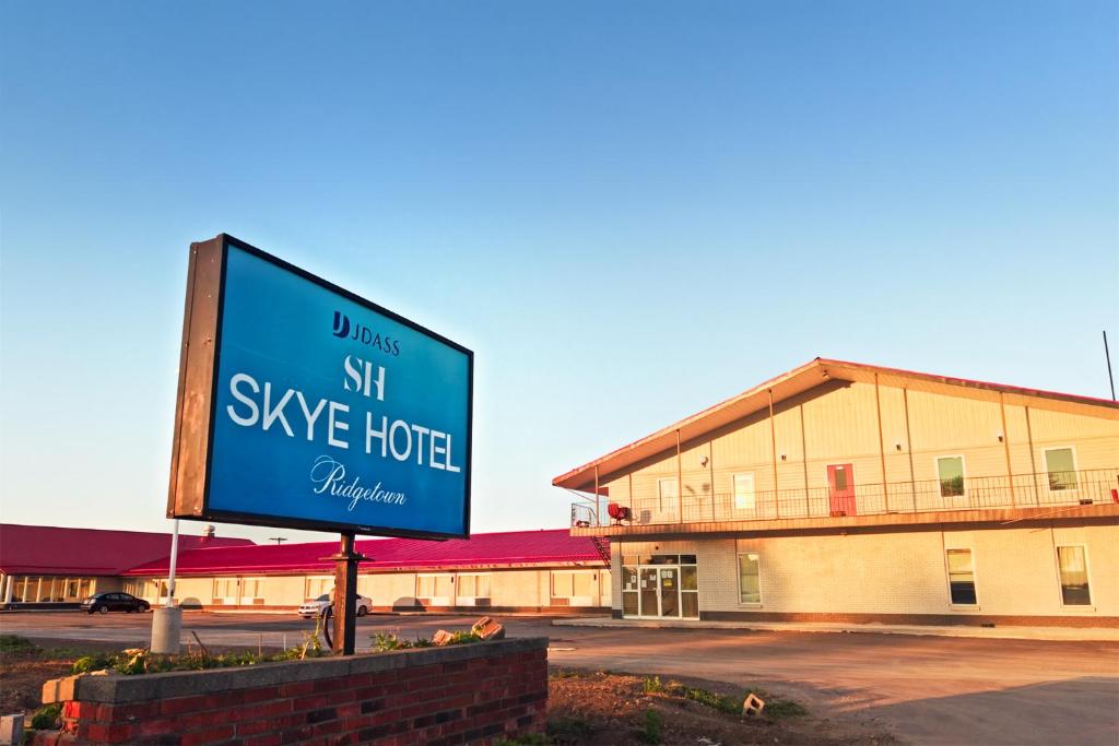a street sign in front of a building at Skye Hotel Ridgetown in Ridgetown