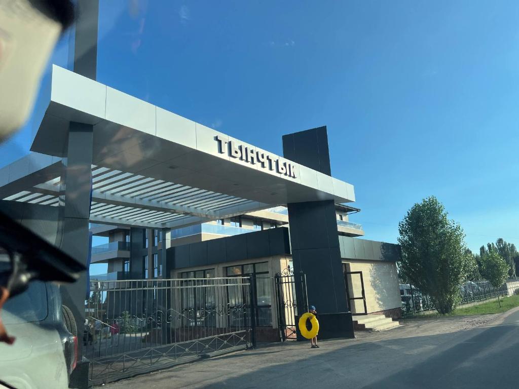 a building with a sign that reads tikarette at Тынчтык Отель in Chon-Sary-Oy