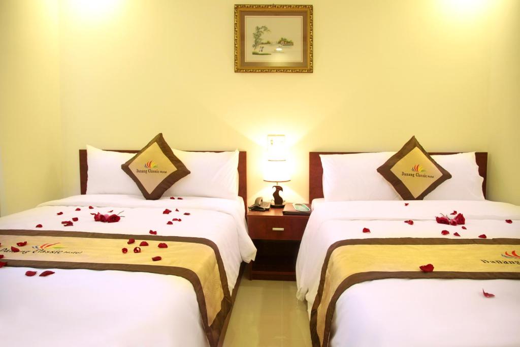 Postel nebo postele na pokoji v ubytování Danang Classic Hotel
