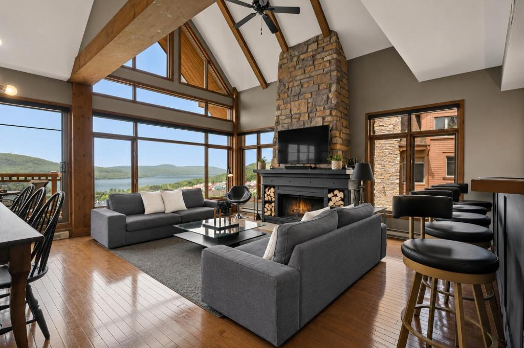 a living room with a couch and a fireplace at Tremblant Prestige - Altitude 170-9 in Mont-Tremblant