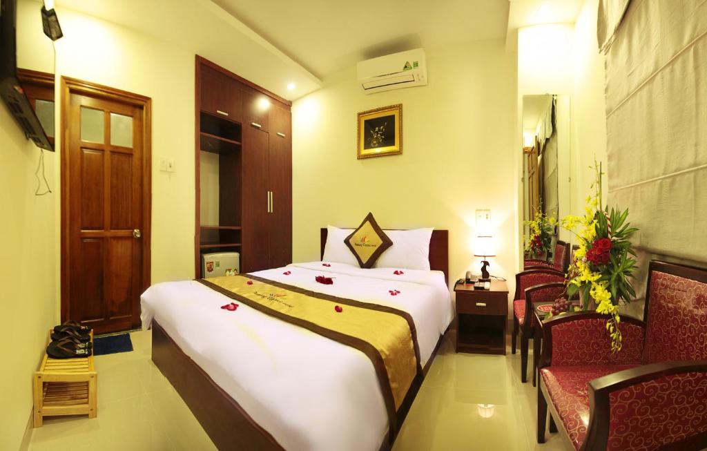 Giường trong phòng chung tại Danang Classic Hotel