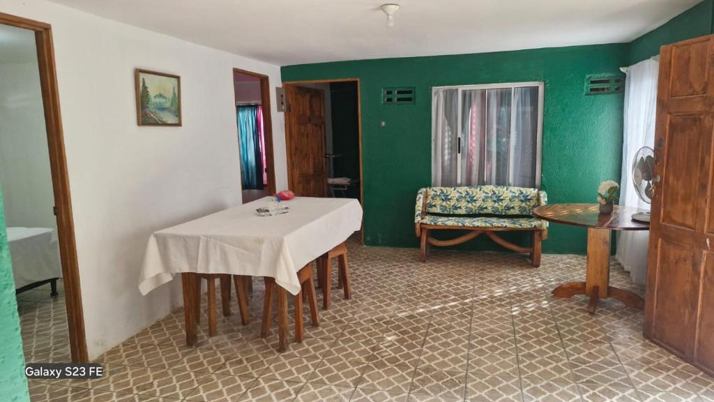a dining room with a table and a chair at Chemas alojamiento in Pochote